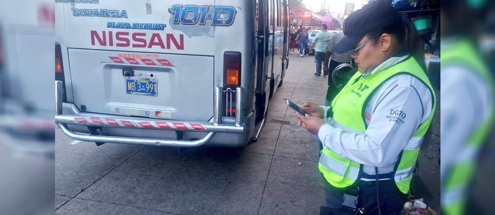 Sancionan a motorista que iba manipulando el celular mientras conducía
