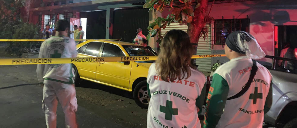 Hallan sin vida a un hombre semidesnudo al interior de un auto en San Salvador