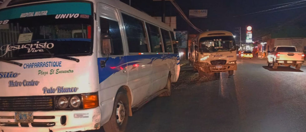 Cuatro lesionados tras choque de dos microbuses en San Miguel