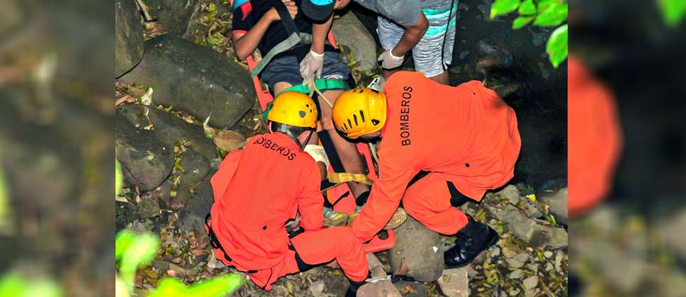 Auxilian a un menor que cayó en una quebrada mientras jugaba fútbol