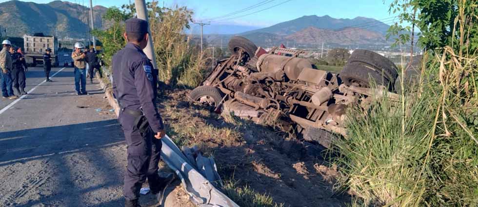 Un niño resulta lesionado tras vuelco de camión en San Salvador