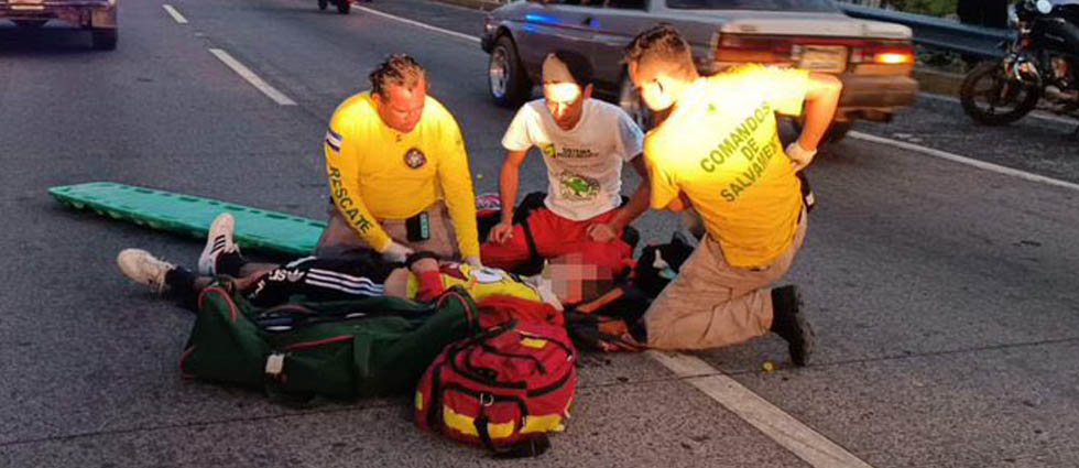 Joven conductor acaba en el hospital tras accidente en la autopista Comalapa