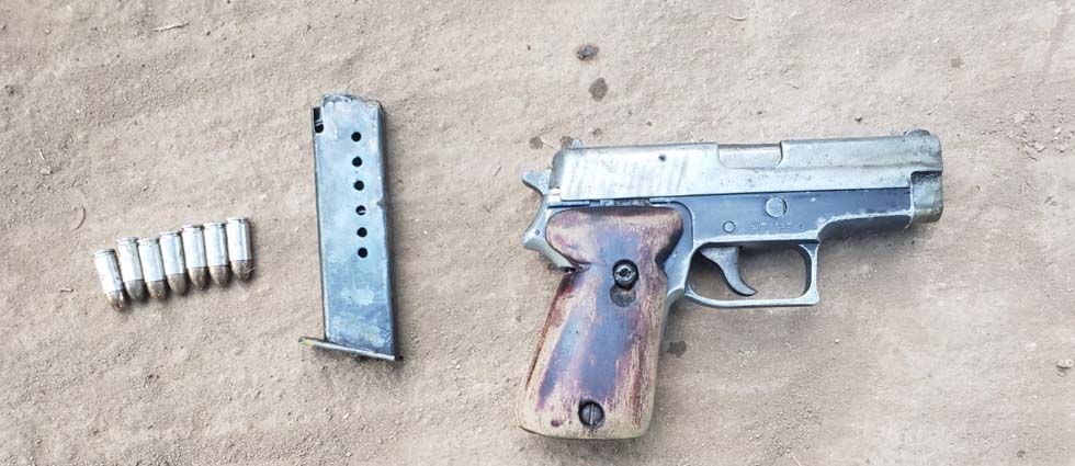 Hallan arma cargada abandonada en San Vicente