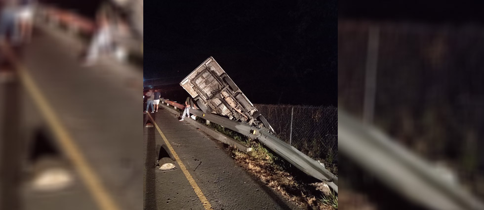 Camión vuelca carretera a San Salvador