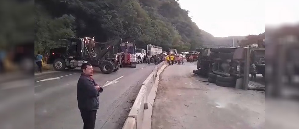 Reportan tráfico paralizado en ambos sentidos de carretera Los Chorros