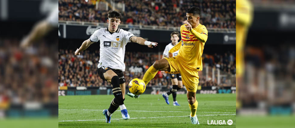 Con un partido más, el Barcelona se queda a seis puntos del líder tras empatar en Mestalla