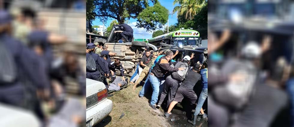 Civiles, policías y militares trabajan para liberar a personas atrapadas tras fuerte accidente en Santa Ana