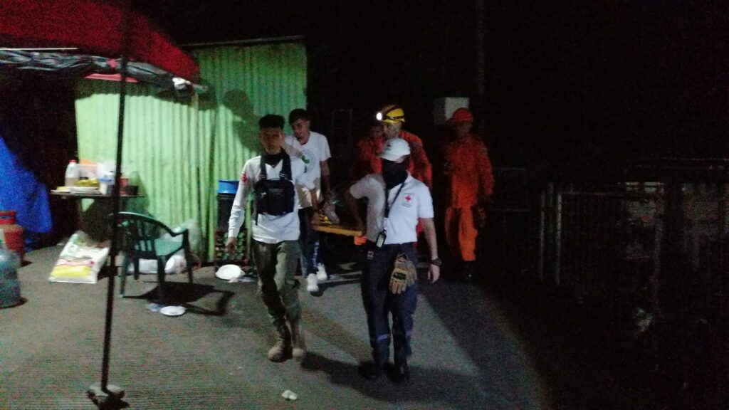 Rescatan a ancianita que cayó en una quebrada en Usulután