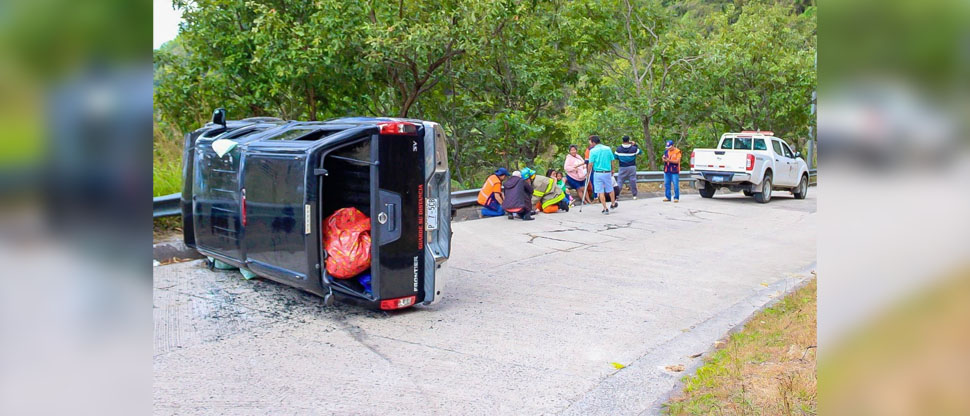 Conductor pierde el control y vuelca en San Ignacio, Chalatenango