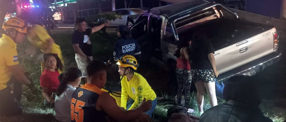 14 personas resultaron lesionadas luego que pick up se estrellara contra poste  