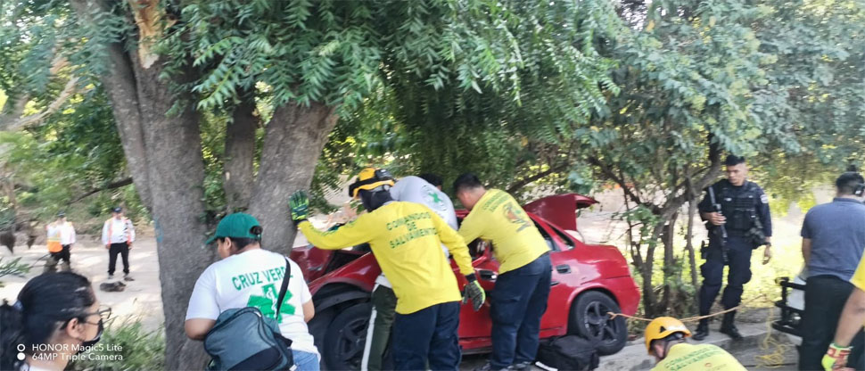 Captan angustiantes momentos cuando intentan liberar a automovilista atrapado tras brutal choque 