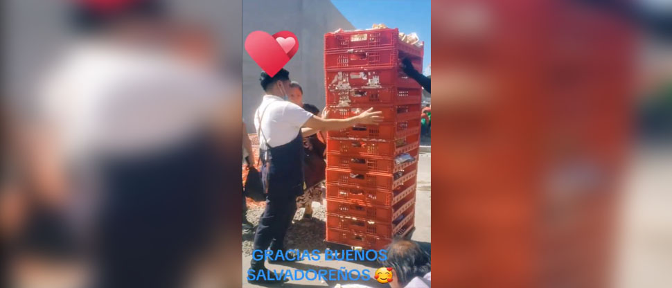 Salvadoreños de buen corazón ayudan a joven al que se le cayeron los postres que transportaba 
