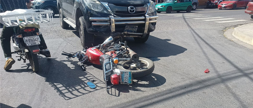Motociclista se quiebra la clavícula tras chocar contra pick up en Santa Ana
