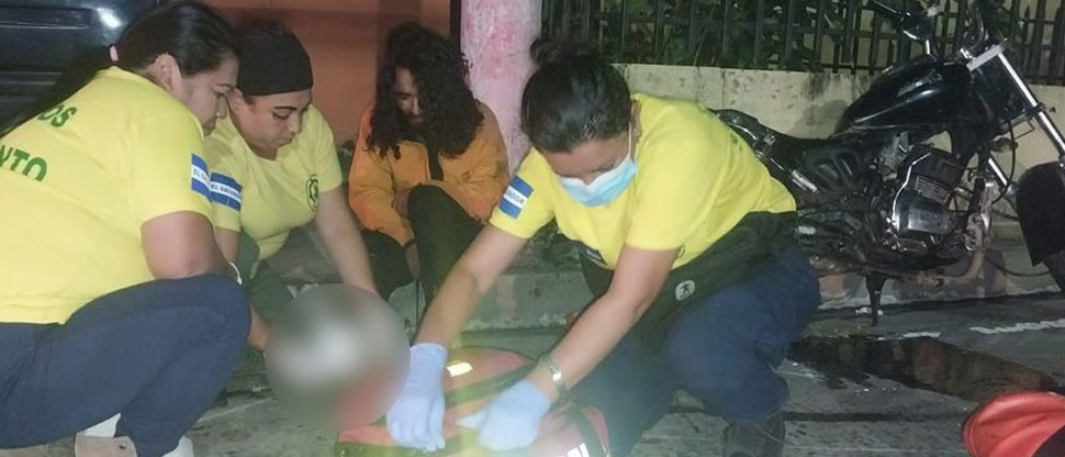 Motociclista resulta con lesiones en el pie tras fuerte accidente en calle al Volcán 