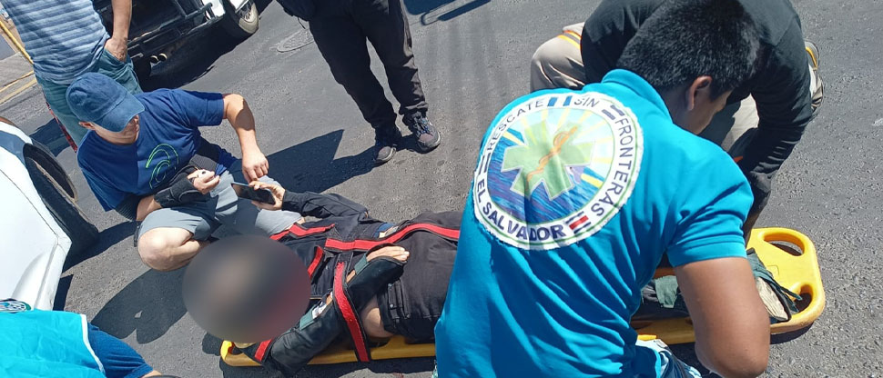 Motociclista sale impulsado 6 metros tras impactar con automóvil en Santa Ana