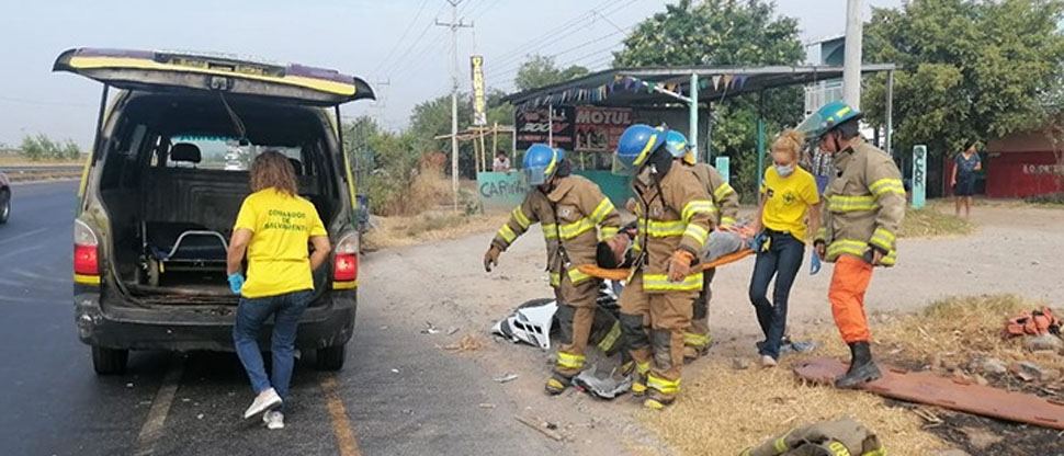 Automovilista hace giro imprudente y choca contra motociclista en el puente Jiboa