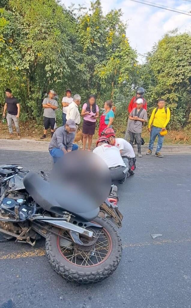 Hospitalizan a motociclista lesionado en fuerte choque en Nejapa 