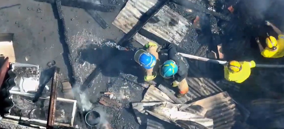 Bomberos sofocan voraz incendio en vivienda en San Salvador