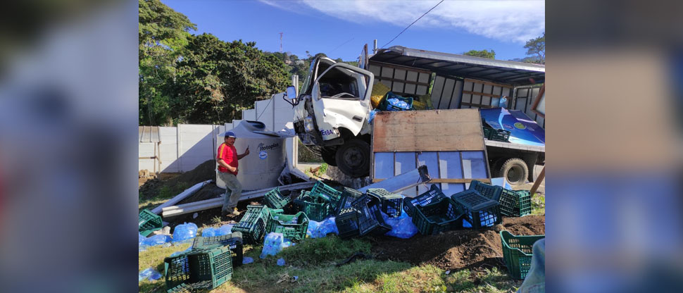 Falla en los frenos provoca aparatoso accidente de camión repartidor de agua
