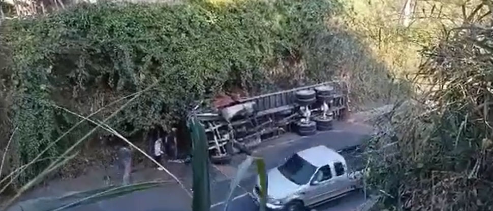 Camión vuelca en San Juan Opico, hay varias personas atrapadas
