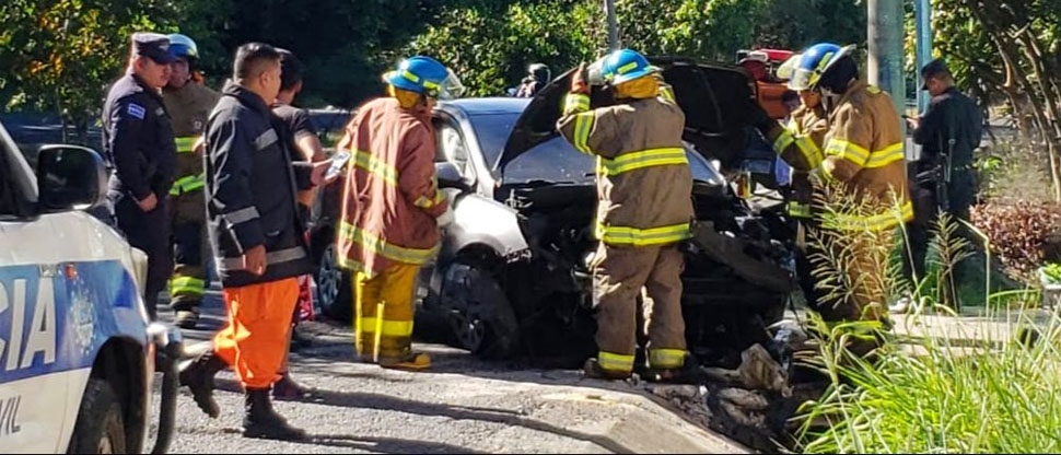 2 personas resultan lesionadas tras choque de carro contra poste en Cojutepeque 