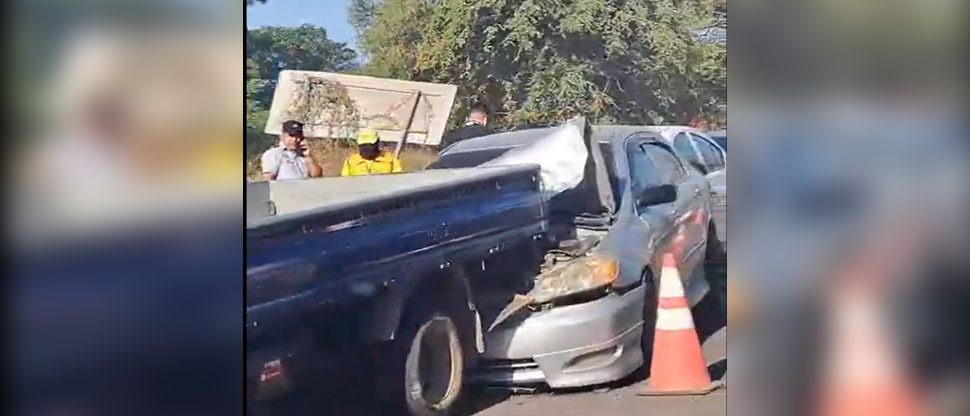 Carro queda debajo de camión tras múltiple choque en el desvío a Uluazapa