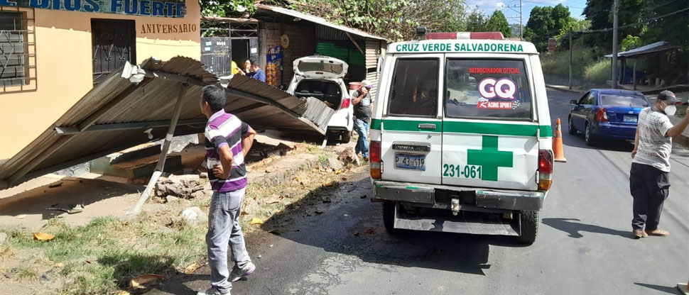 Carro se estrella contra tortillería donde estaban una abuelita y una menor de edad 