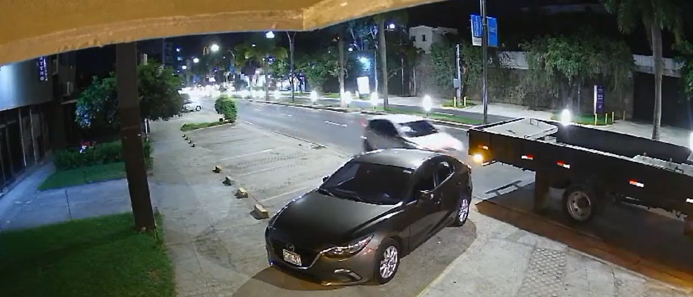 Captan cuando carro se estrella y queda debajo de camión en la Zona Rosa