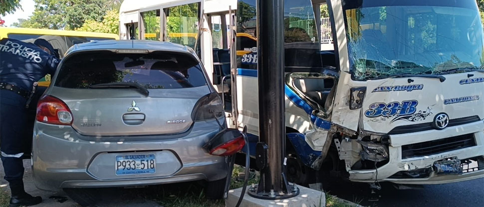 Automovilista, aparentemente «bolo», choca contra microbús lesionando a tres pasajeros