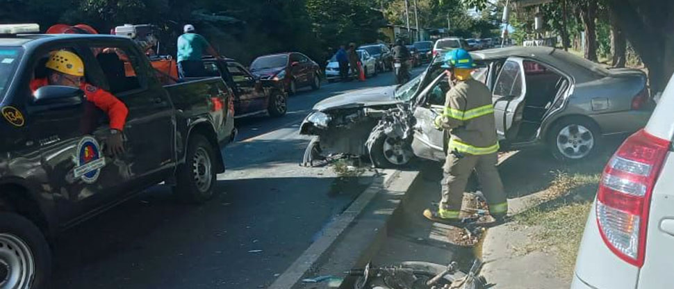 1 niño y 5 adultos resultaron lesionados tras grave choque provocado por invasión de carril 