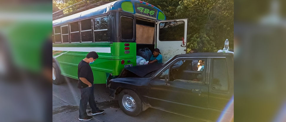 Militares auxilian a persona lesionada en accidente de tránsito en Morazán