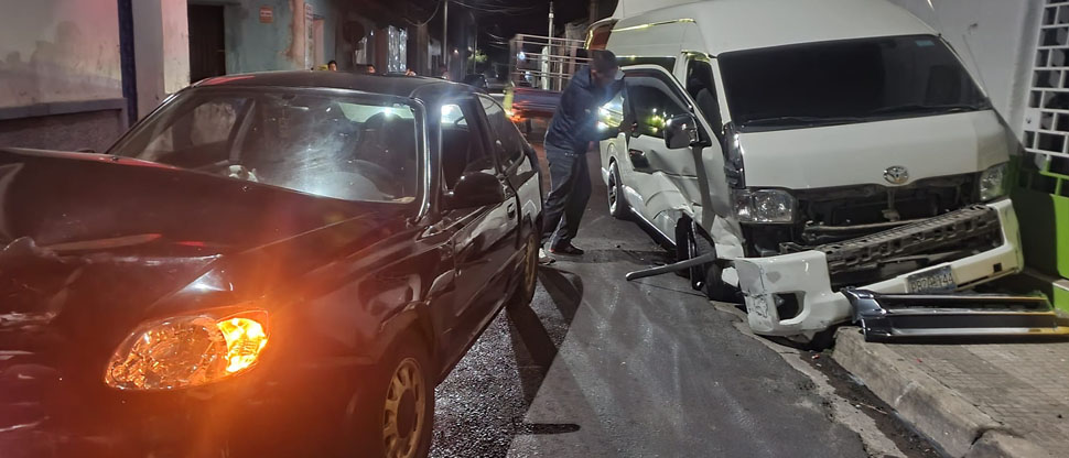 Señora resulta lesionada tras fuerte choque entre carro particular y microbús 