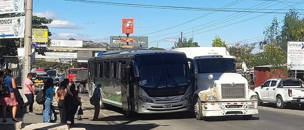Bus de la ruta 330 choca contra cabezal en Santa Rosa de Lima