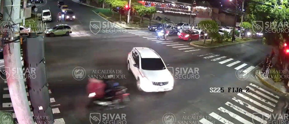 Captan momento cuando repartidor se estrella contra carro que no respetó la señal de alto