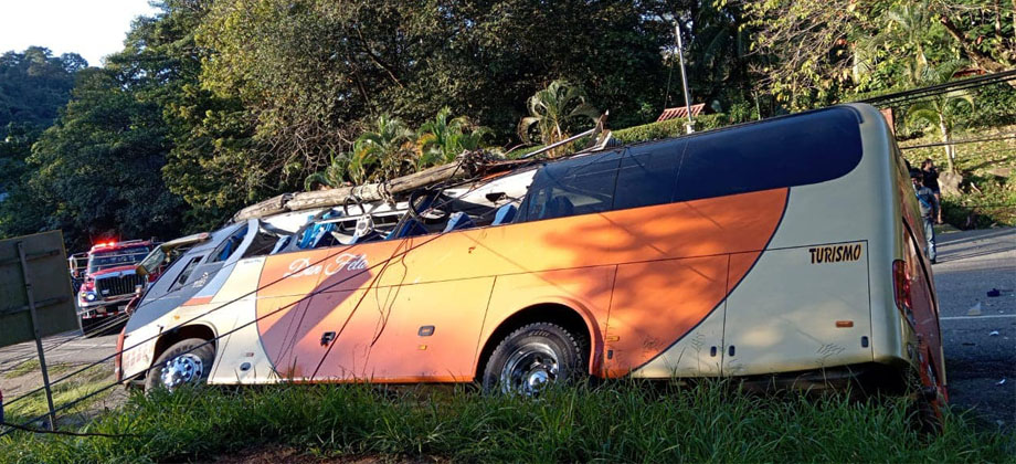 48 lesionados tras fuerte choque de autobús en Costa Rica