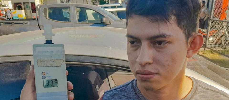 Desvelado y borracho, detienen a conductor que provocó choque