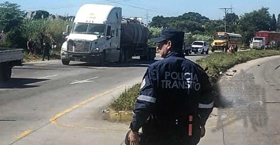 Motociclista fallece tras chocar con rastra en la carretera a Sonsonate