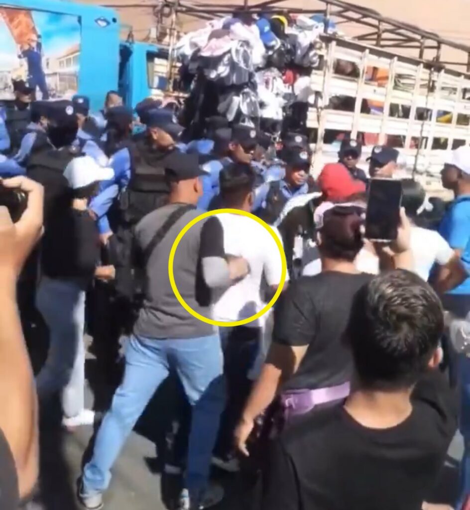 Video muestra cómo un vendedor golpea a uno de sus compañeros en medio de aglomeración