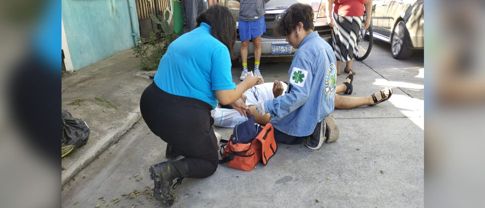 Trasladan de urgencia a hospital a señor que se cayó de árbol y se golpeó la cabeza 