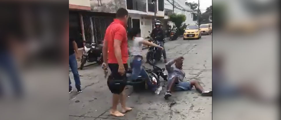 Colombianos hacen justicia por su propia mano y le dan paliza a supuesto delincuente