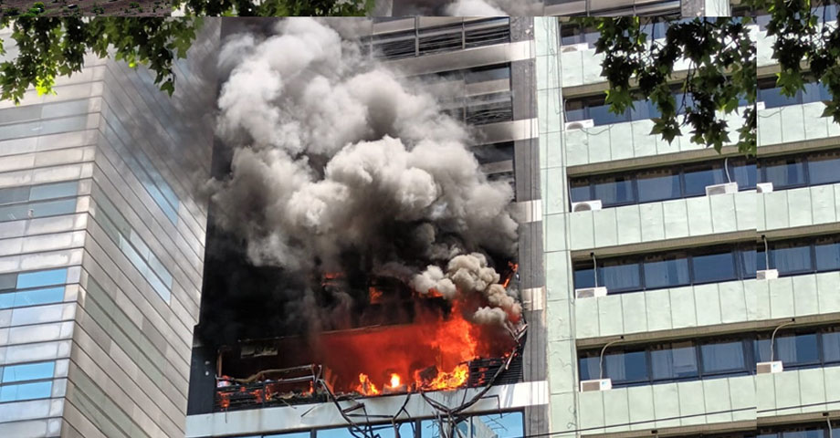 Se reporta incendio de grandes proporciones en edificio de oficinas en Argentina