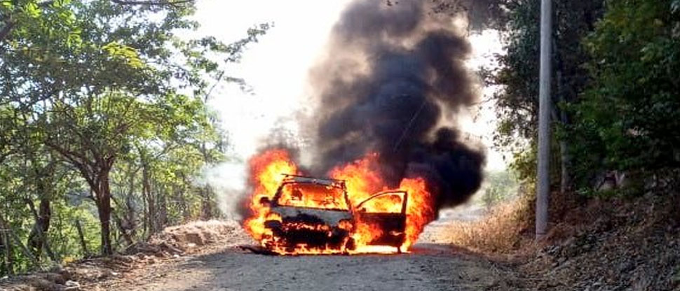 Incendio reduce a cenizas un carro en El Pajonal, Santa Ana