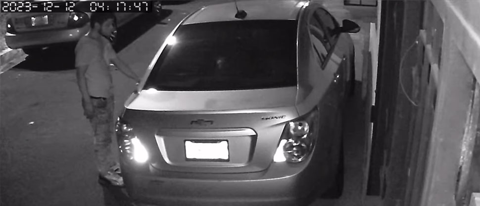 Graban a sujeto abriendo un carro para hurtar las cosas de valor en su interior 