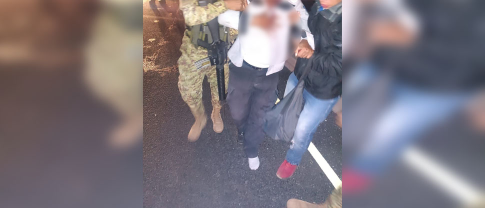 Militares auxilian a motociclista que se accidentó en el periférico Gerardo Barrios 