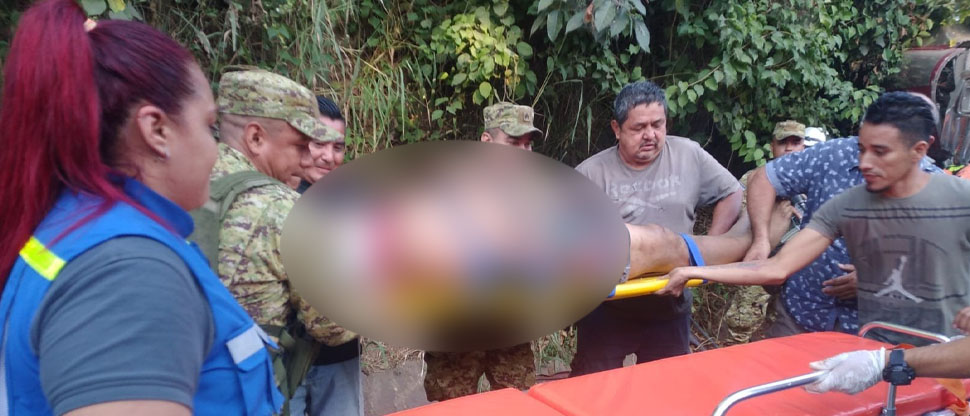 Este es el angustiante momento del rescate de un menor atrapado en camión volcado 