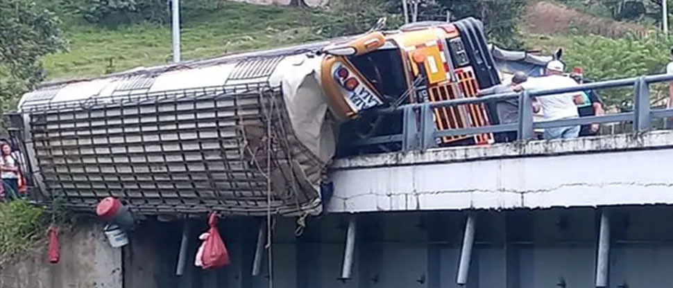 Al menos 15 personas pierden la vida tras choque de bus contra un puente en Nicaragua