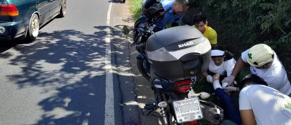 Niña de 8 años sufre corte tras meter el pie en moto cuando viajaba con su mamá