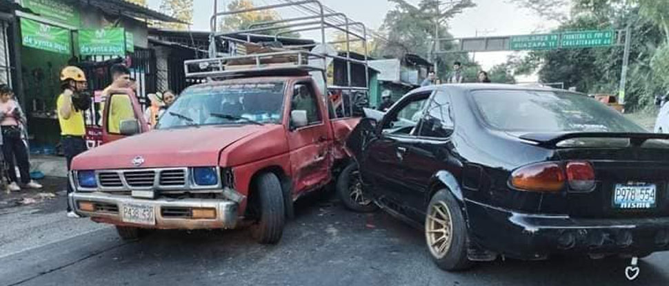 Carro particular se estrella contra pick up en la salida de Apopa sobre la Troncal del Norte