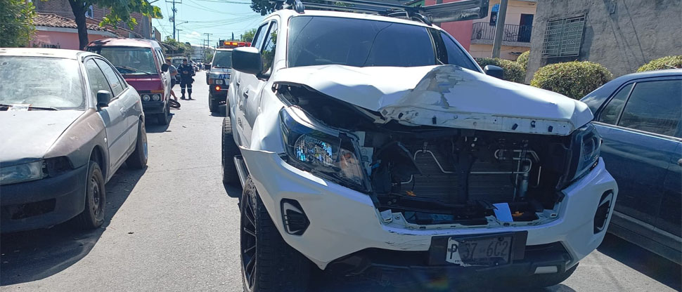 Trasladan de emergencia a embarazada tras choque entre pick up y moto 