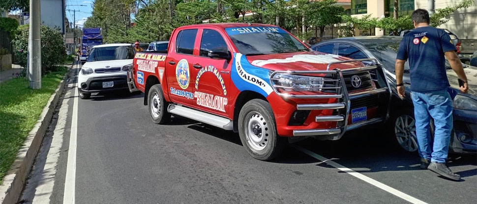Pick up de escuela de manejo choca contra vehículo particular en Santa Elena 